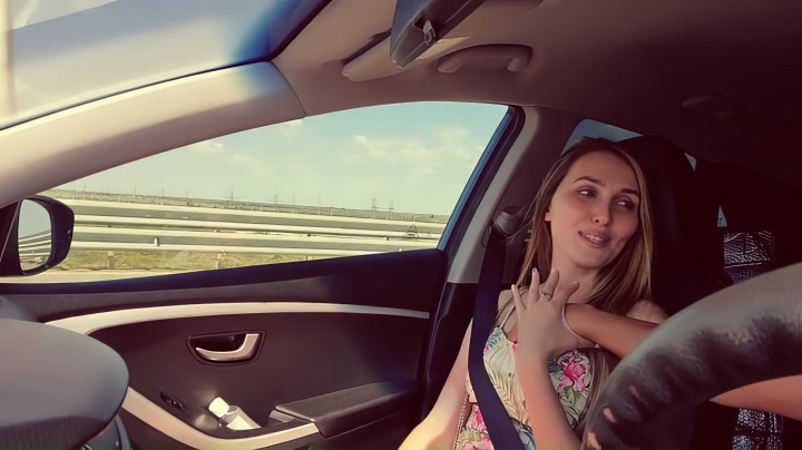 Молодая женщина трахается в машине в рот и пилотку - секс порно видео